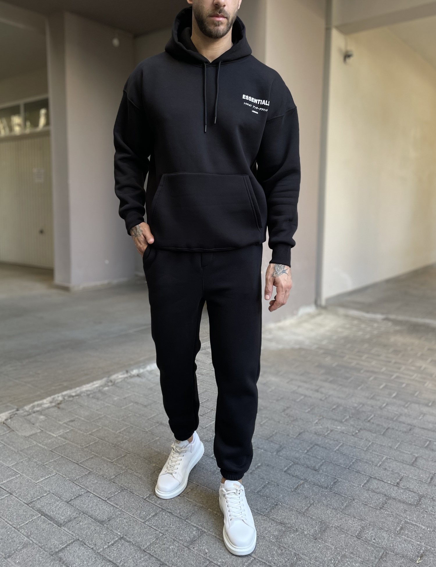 Ανδρικό μαύρο φούτερ με κουκούλα και λογότυπο στο στήθος ES26016 φωτογραφία